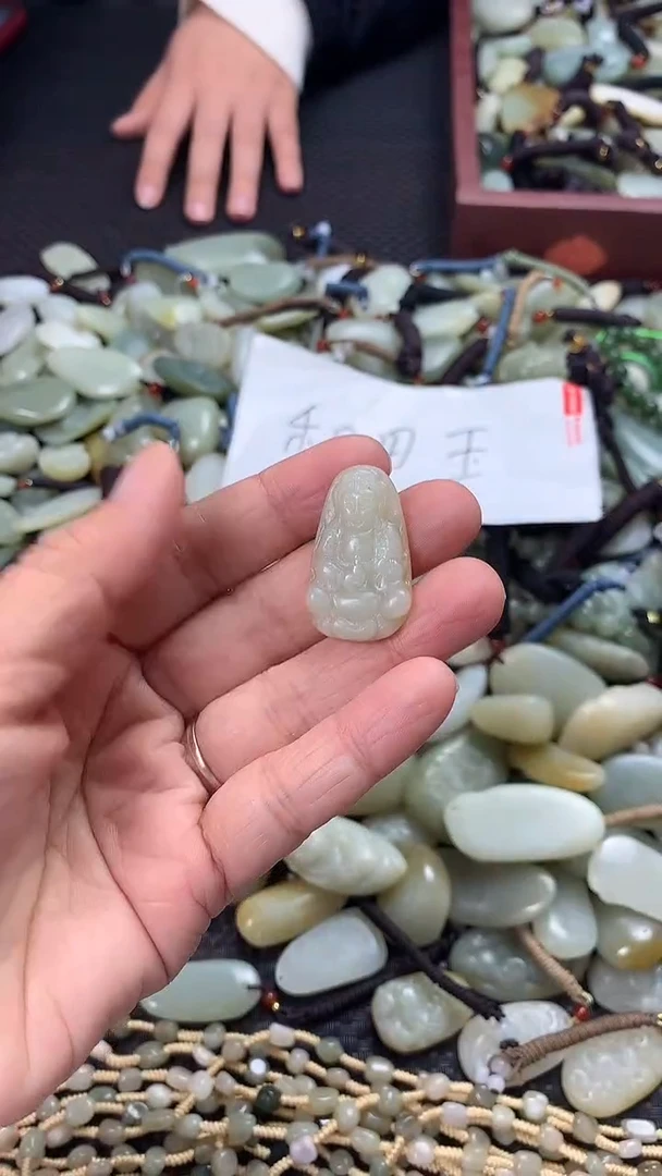 颈饰未镶嵌和田玉（多样性发一件）没有证书有瑕