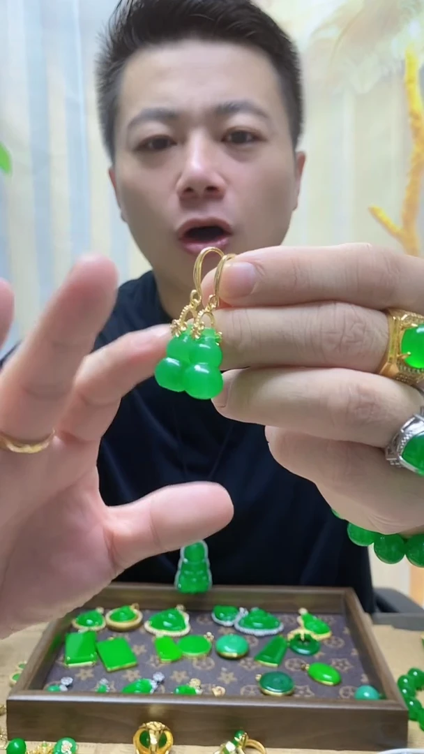 14K金镶嵌翡翠耳饰翡翠耳钩