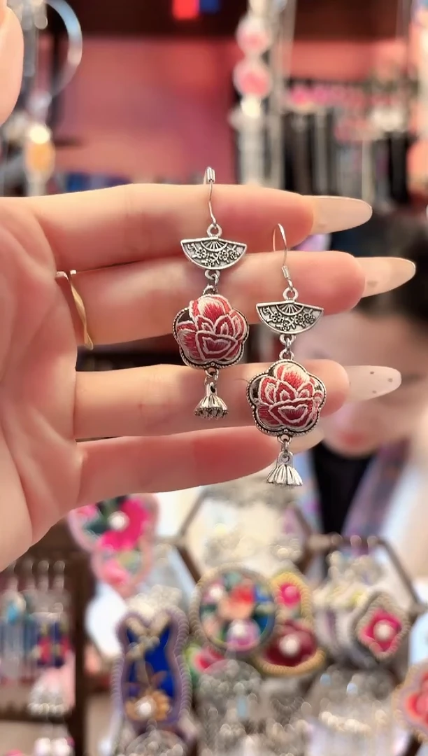 织绣云织谣民族风精美饰品   128