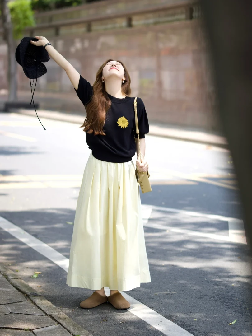 2025年夏季新款韩系黑色雏菊刺绣针织t恤女高腰半身裙显瘦两件套