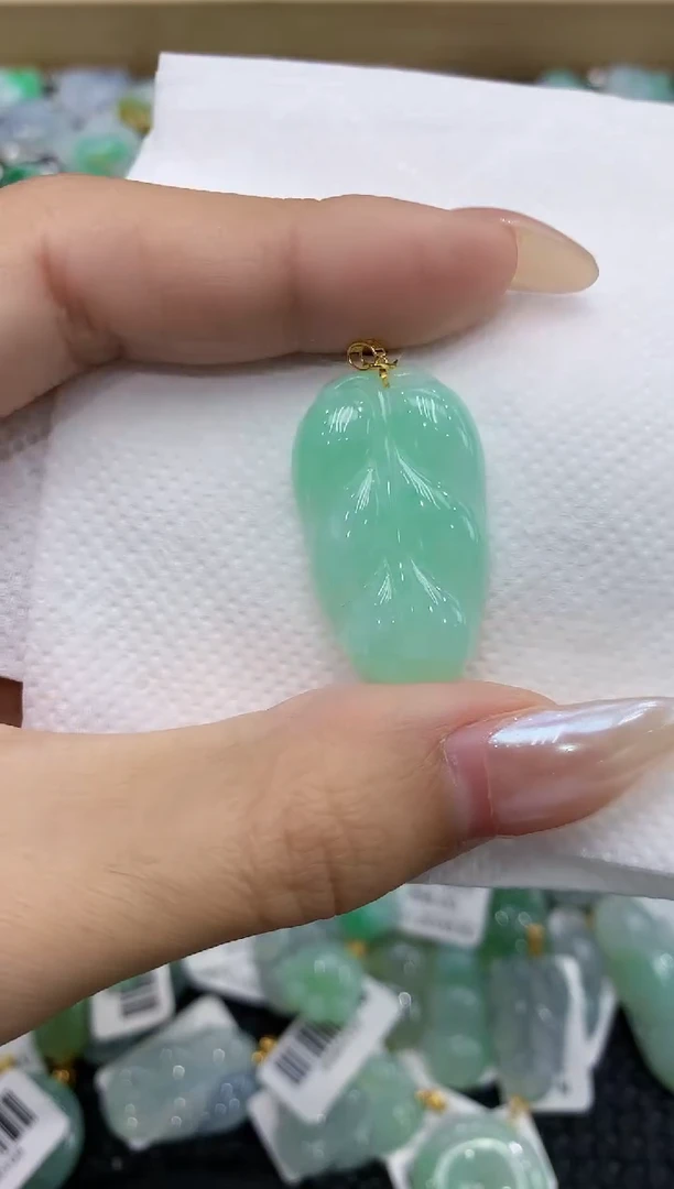 翡翠18K金镶嵌颈饰111111111111