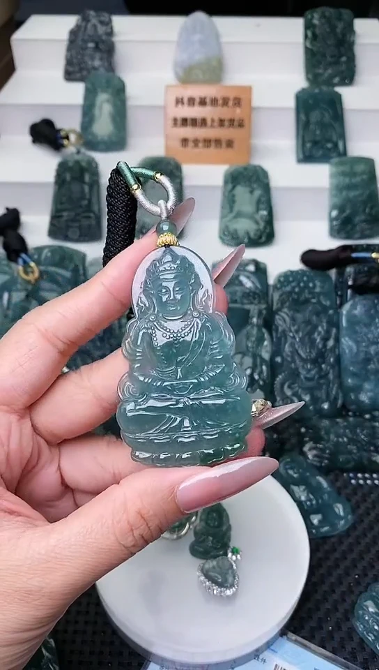 颈饰未镶嵌翡翠