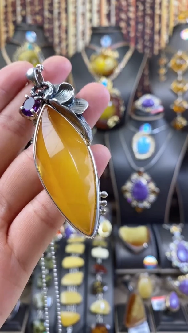 银S925镶嵌颈饰琥珀水胆吊坠