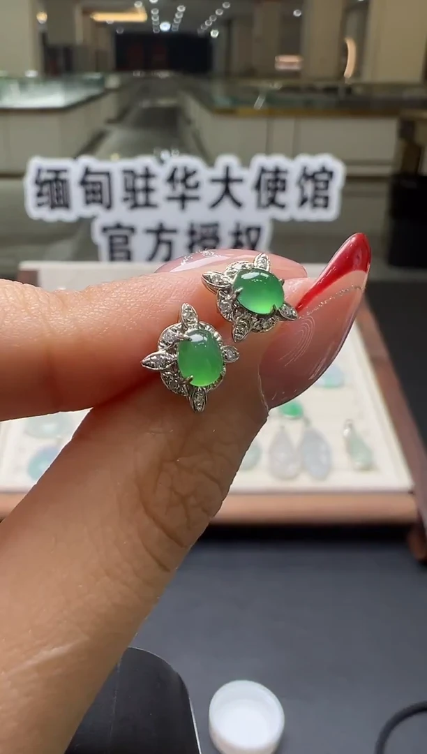 18K金镶嵌翡翠耳饰缅甸珠宝严选