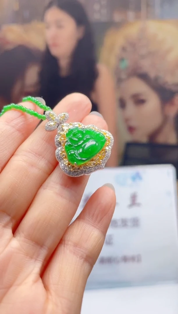 翡翠未镶嵌颈饰      *103