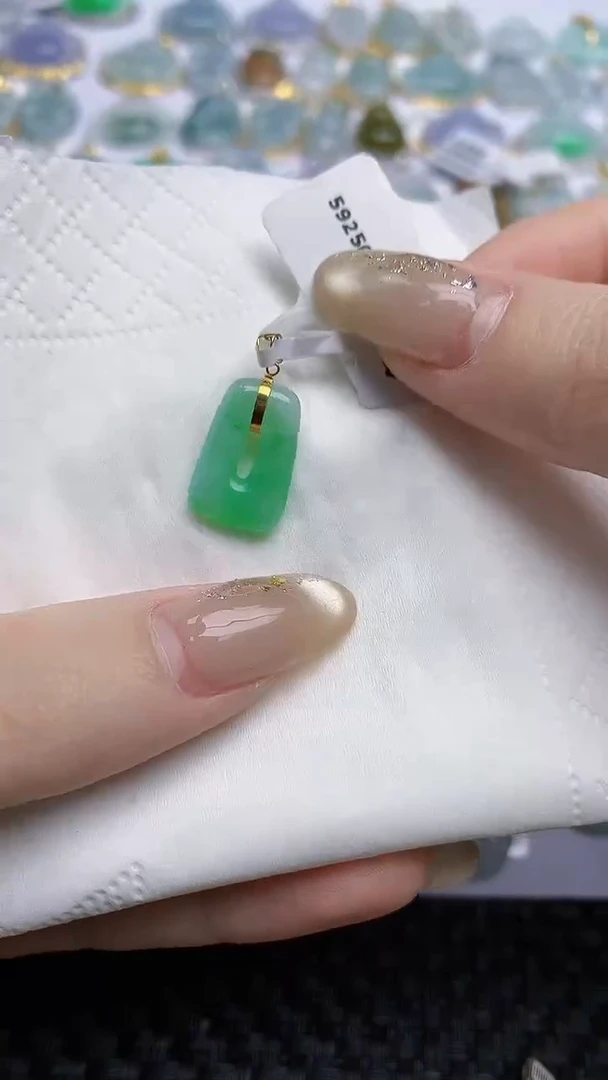 【闪购商品】翡翠颈饰未镶嵌天然A货翡翠