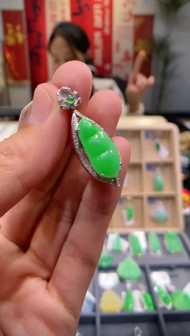 【闪购商品】翡翠吊坠(不含链)18K金镶嵌豆子