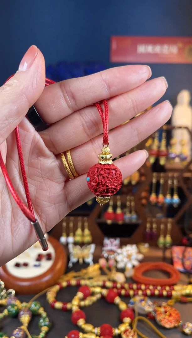 【闪购商品】红红满雕工设计师款吊坠