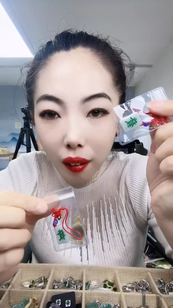 【闪购商品】翡翠颈饰未镶嵌发发牌