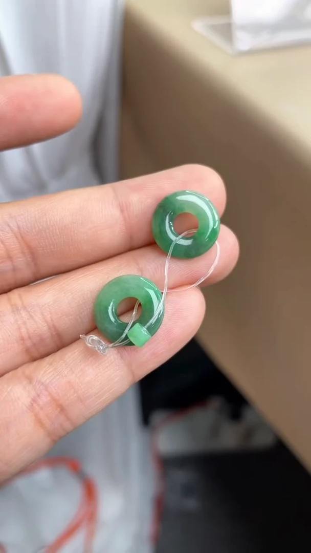 翡翠未镶嵌颈饰甜甜圈