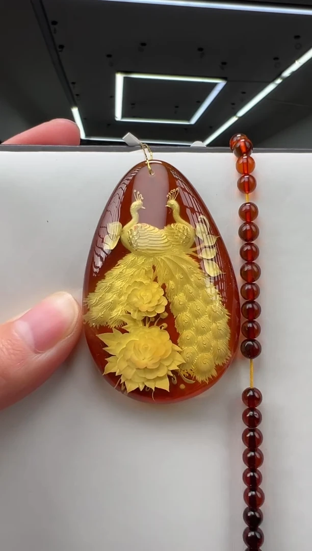 未镶嵌颈饰琥珀孔雀
