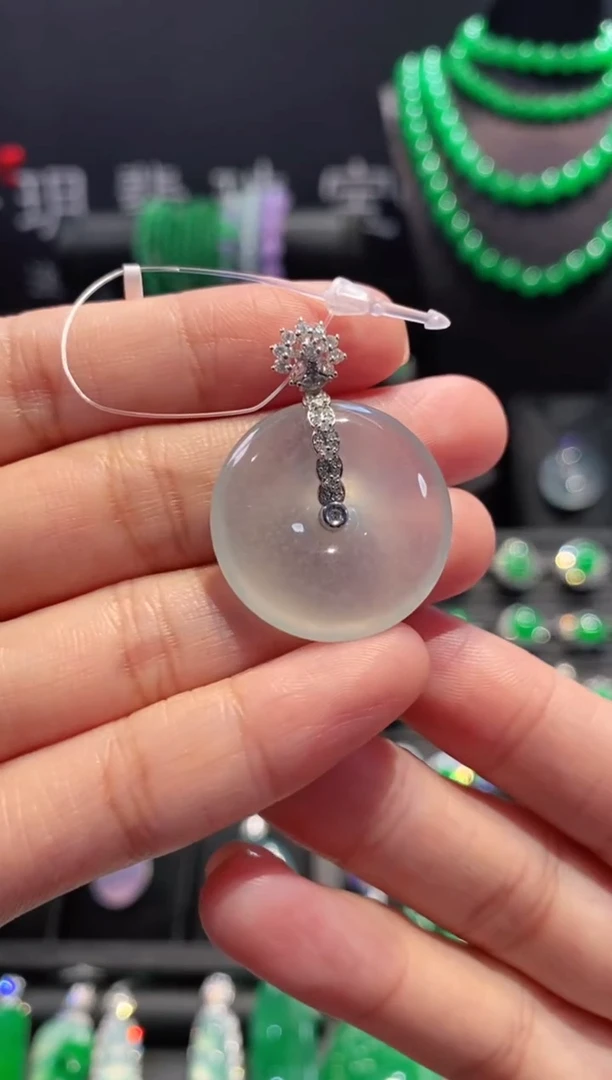 颈饰18K金镶嵌翡翠平安扣5200811