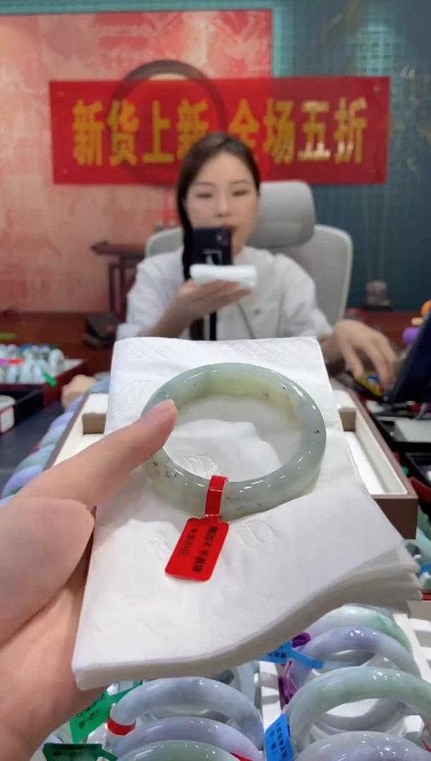 翡翠手镯未镶嵌多人23492