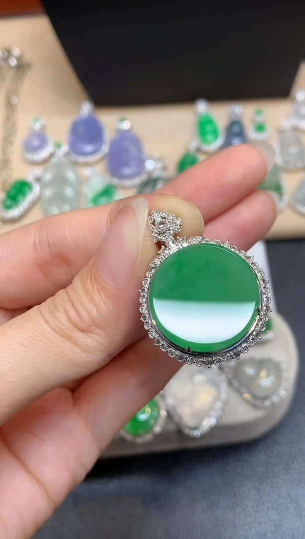 颈饰18K金镶嵌翡翠圆牌【无服务费排队