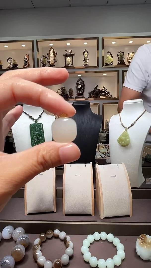 和田玉18K金镶嵌颈饰苏