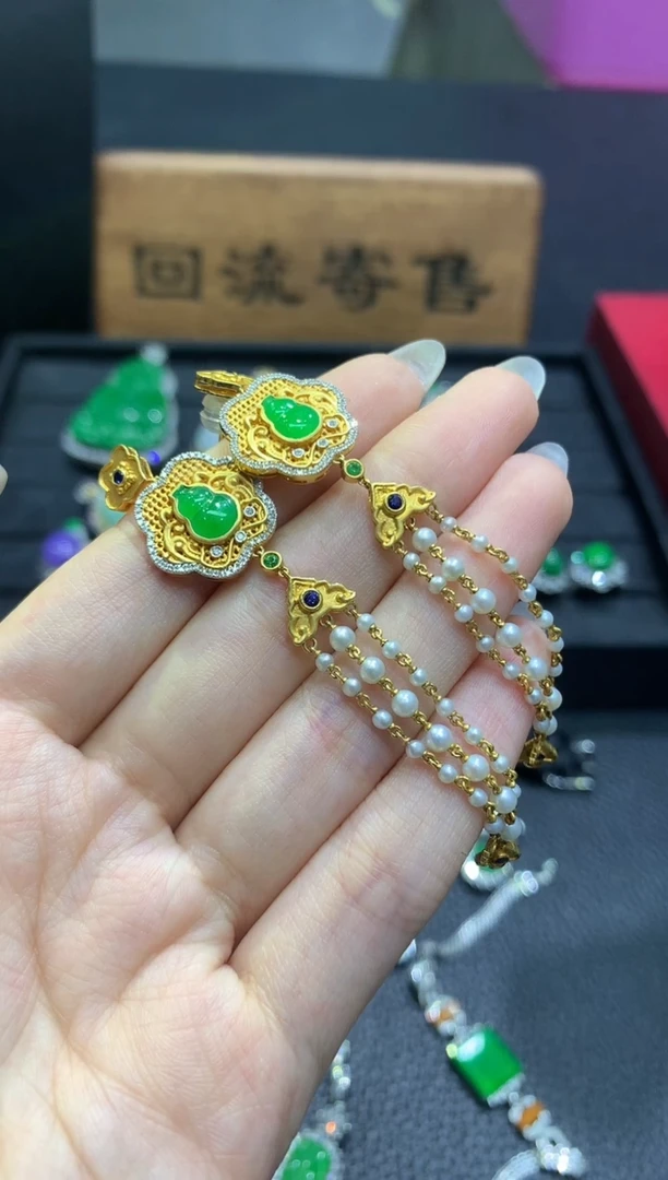 18K金镶嵌翡翠耳饰51