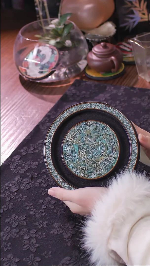 壹藏贰宝青铜图案小壶承