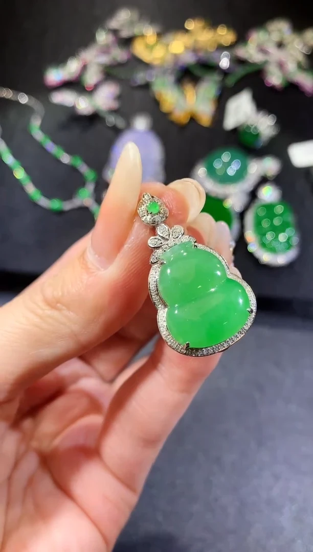 【闪购商品】翡翠吊坠(不含链)18K金镶嵌30-