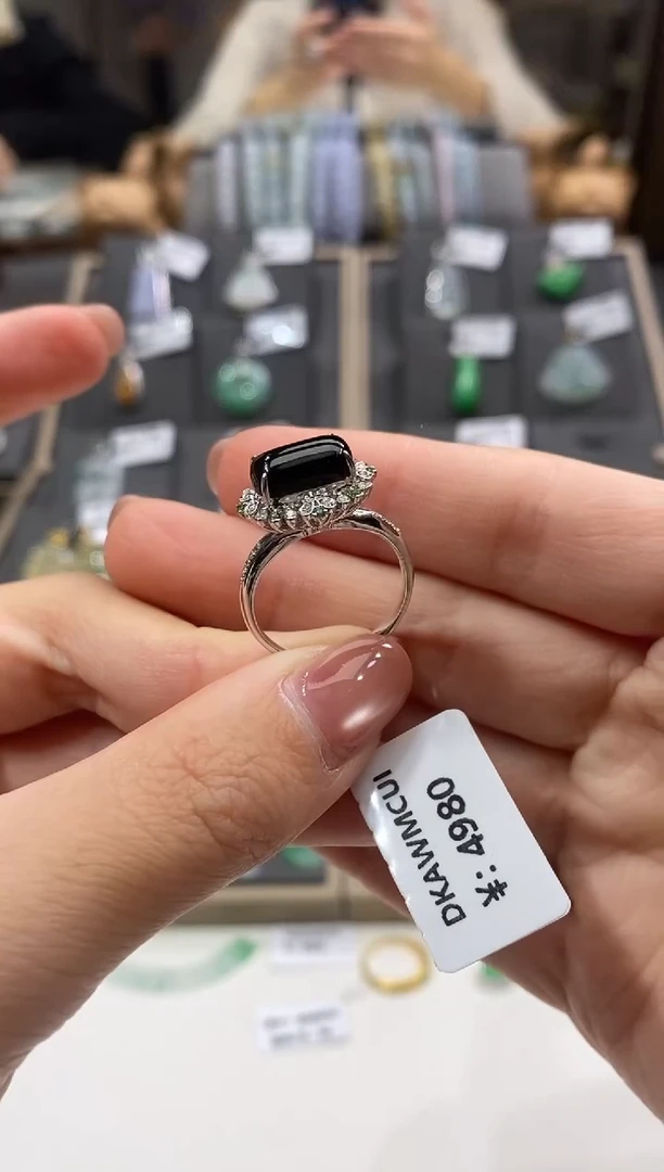 18K金镶嵌戒指翡翠戒指