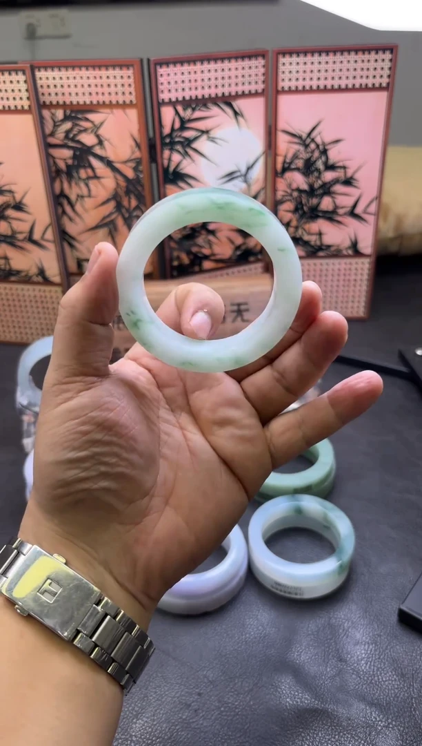 未镶嵌手镯定制翡翠快****姐手镯定制