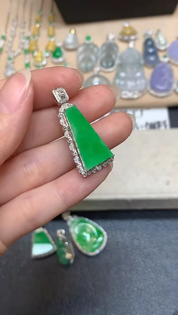 颈饰18K金镶嵌翡翠无事牌【无服务费