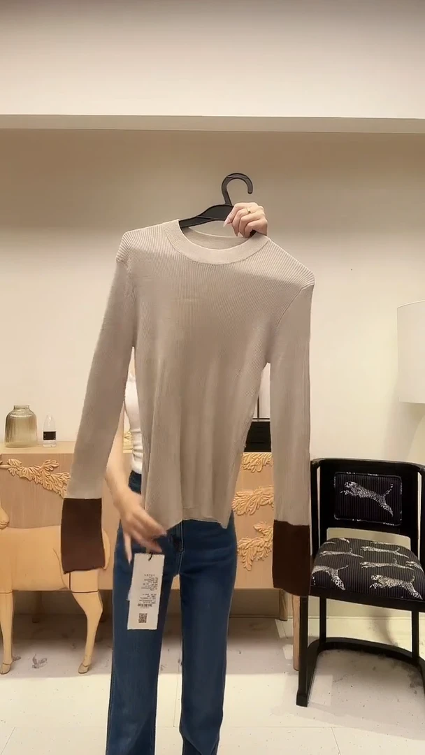 燕麦色撞色袖口上衣