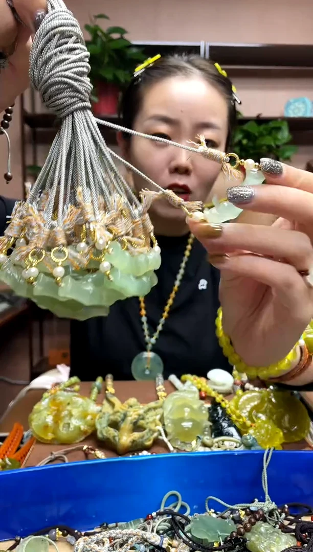 未镶嵌岫玉颈饰多样性发货发其中之一
