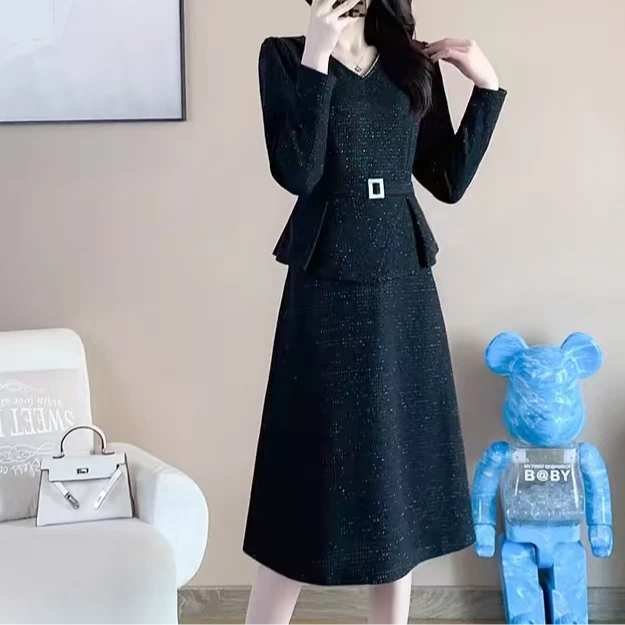 轻奢女装新款气质2025V领连衣裙显瘦高级小香风时尚收腰长袖减龄