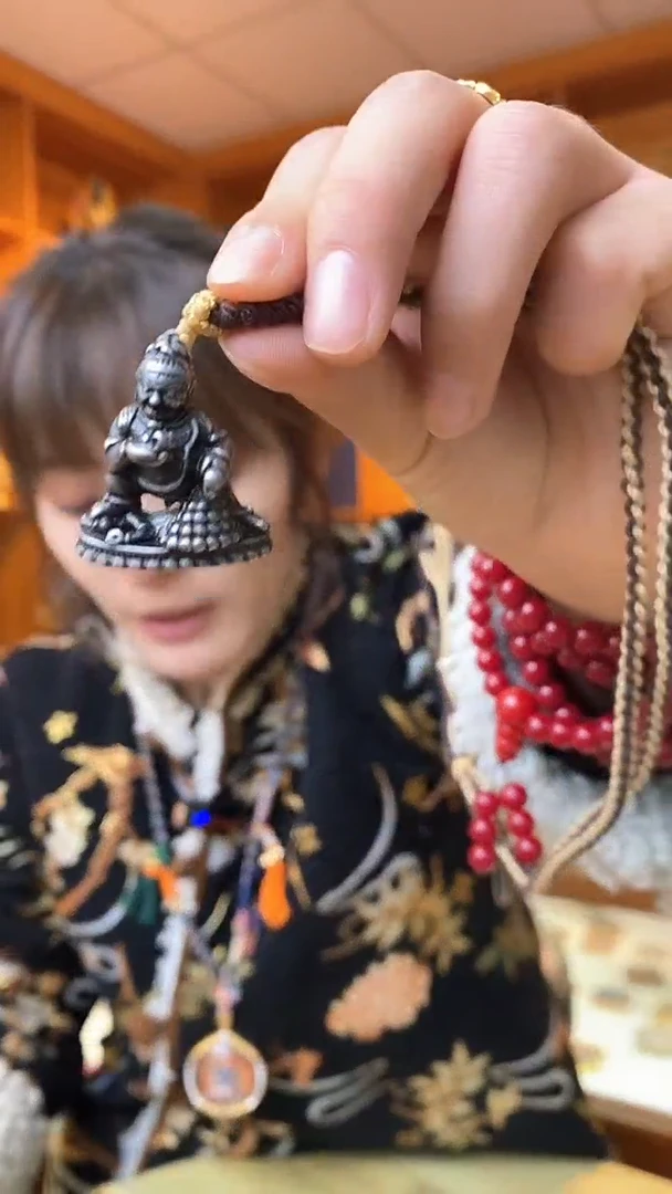 【闪购商品】泥塑黑C-与实物略有差异介意者慎拍