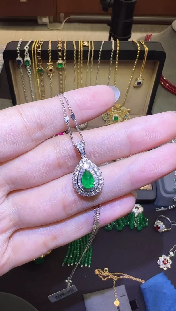 吊坠(赠链)18K金镶嵌祖母绿0.71ct