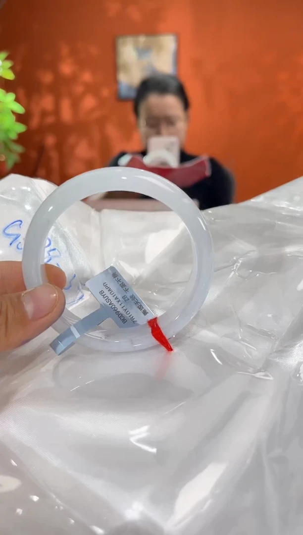 未镶嵌手镯翡翠子**鱼翡翠手镯