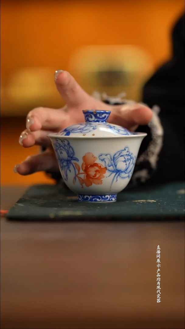 青樵轩矾红斗彩盖碗