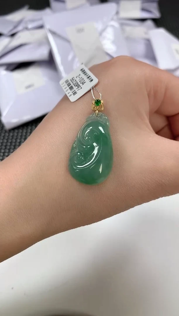 翡翠18K金镶嵌颈饰61