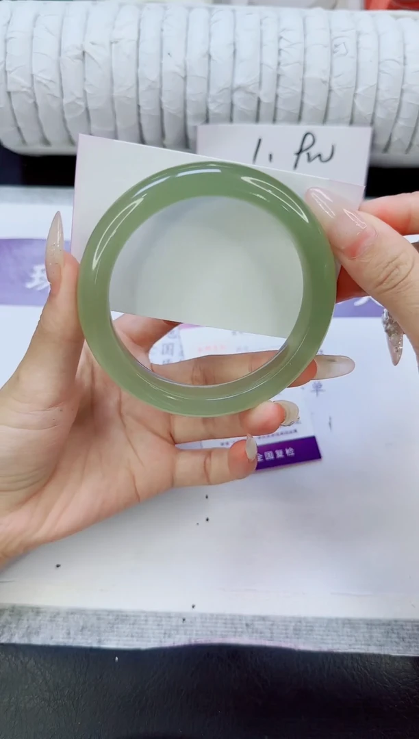 未镶嵌手镯石英质玉136/58.8