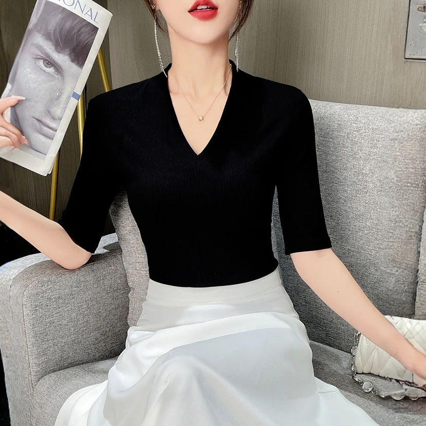 黑色V领t恤女中袖修身显瘦2025年早秋新款性感打底衫百搭气质上衣