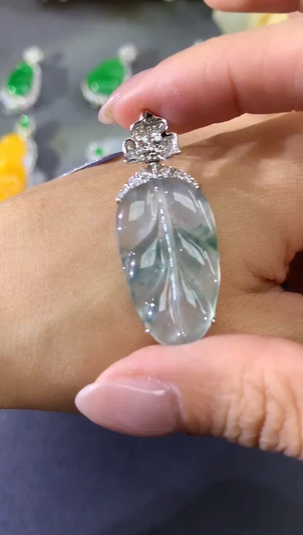 吊坠(赠链)18K金镶嵌翡翠B10多样性发其一