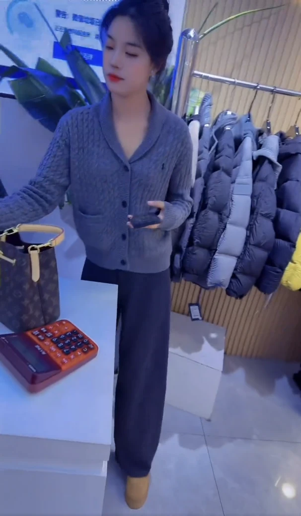 韩系气质小马刺绣翻领麻花毛衣外套女秋冬季加厚百搭针织开衫