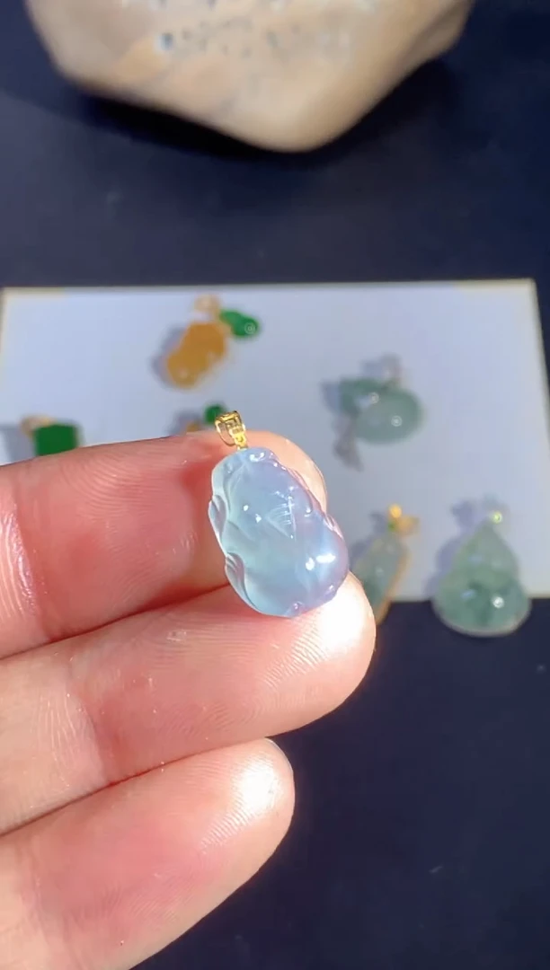 颈饰18K金镶嵌翡翠