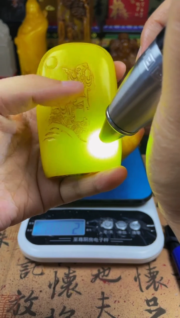 寿山石印石鸡油黄薄意雕随形章