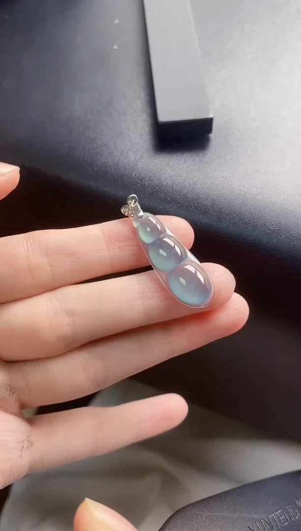 翡翠未镶嵌颈饰一物一证一礼盒