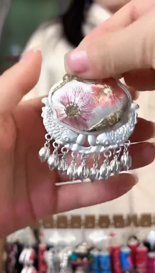 彩云南阁非遗老绣苗银饰品176