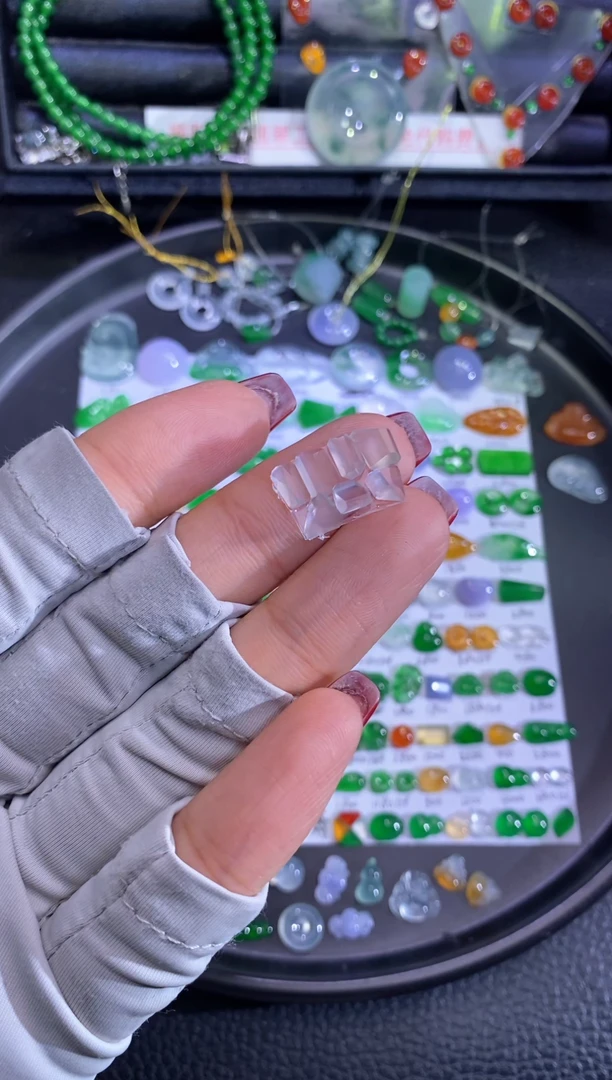 未镶嵌挂件翡翠切割