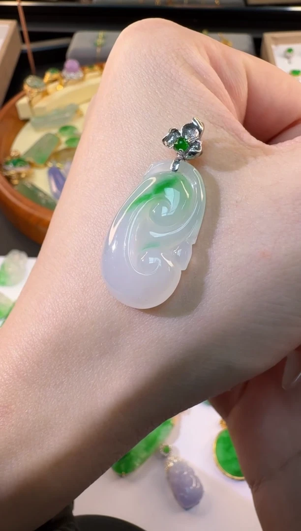 【闪购商品】翡翠颈饰18K金镶嵌缅甸翡翠A货吊坠