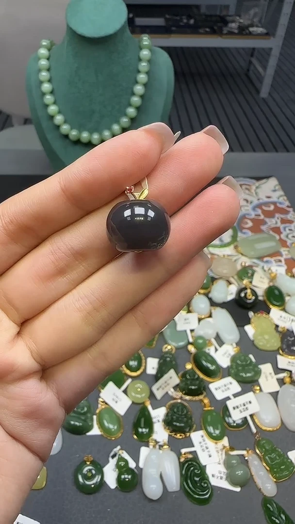 18K金镶嵌和田玉挂件1
