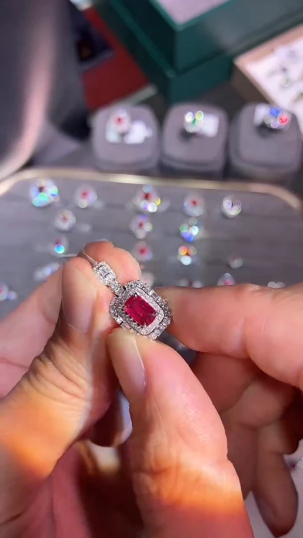 18K金镶嵌吊坠红宝石【闪购】0.53ct/展会同步价/无烧鸽血红