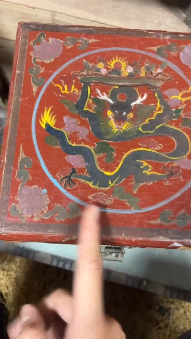 贡木1个闷包红色盘龙正方形大盒子