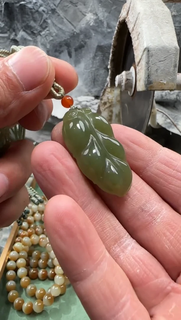 和田玉未镶嵌颈饰吊坠