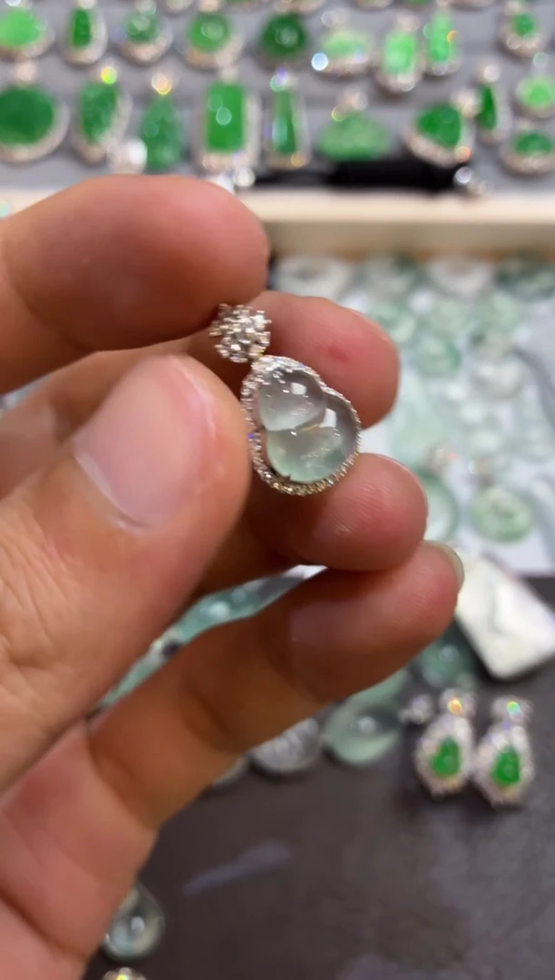 吊坠(不含链)18K金镶嵌翡翠葫芦