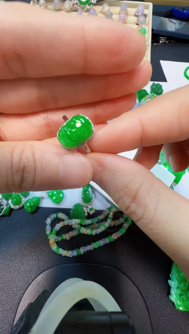 18K金镶嵌戒指翡翠6800