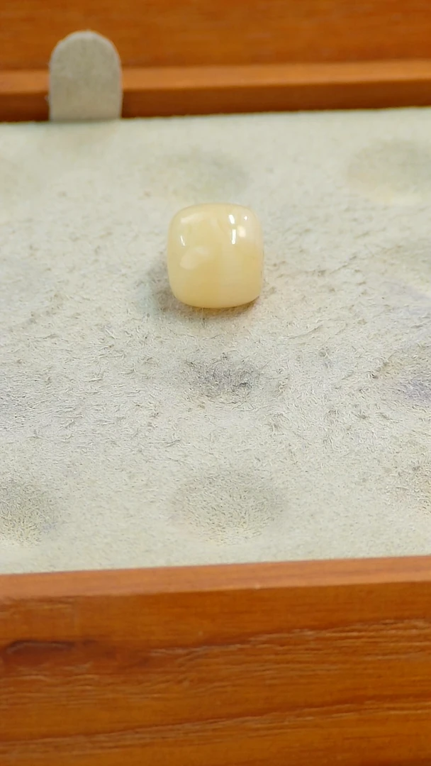 【闪购商品】蜜蜡裸石未镶嵌俄料微瑕11*10MM0.837克